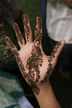 henna hand 1