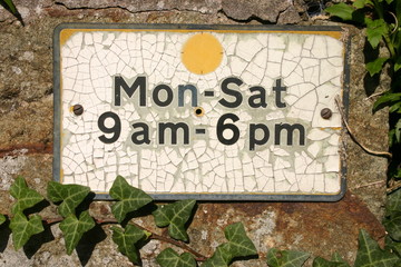 Fototapeta premium an old disintegrating parking restriction sign