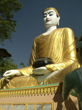 buddhafigur in rangun