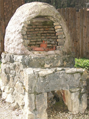 Un four à poterie dans un jardin