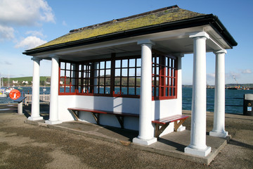 a shelter for passengers waiting for boat trips fr