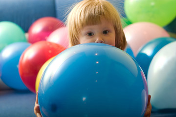 Fototapeta na wymiar girl playing with balloons
