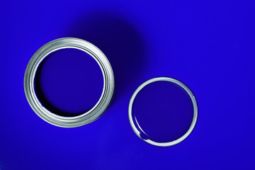 blaue farbdose von oben