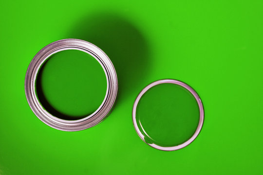 gr&uuml;ne farbdose von oben