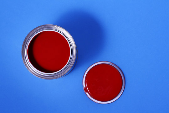 roter farbtopf auf blaueem untergrund
