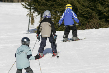 kids skiing