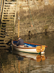 Obraz premium pescador amarrando el bote
