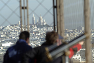touristes regardant le sacre-coeur depuis la tour eiffel