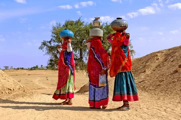 Fotobehang India india, jaisalmer: vrouwen in de woestijn