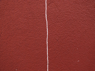 linea verticale bianca su muro rosso