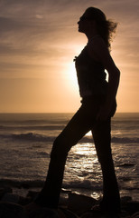 Fototapeta premium silhouette of a woman at sunset.