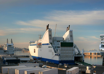 Ferry à quai