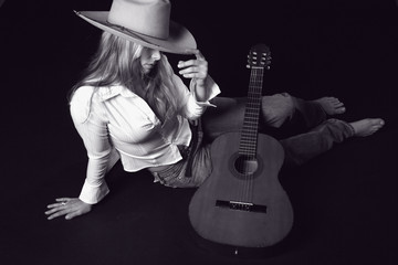singer with a cowoy hat and guitar