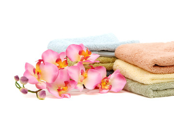 Obraz na płótnie Canvas różowa orchidea i ręczniki spa