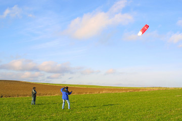 drachenfliegen auf einem feld