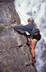 Deurstickers Alpinisme meisje klimmen