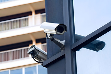 caméra vidéo de surveillance sur immeuble banlieue
