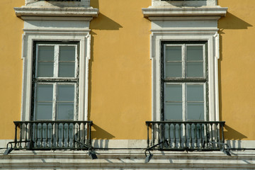 Fototapeta na wymiar windows in old yellow building