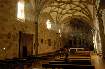 Fototapeta na wymiar Sigüenza okno światło katedra