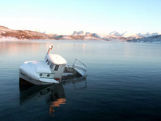 barca affondata  nel fiordo