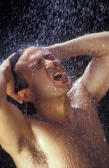 uomo sotto la doccia