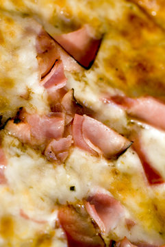 thin crust pizza with ham