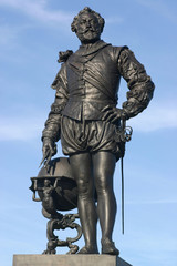 statue of sir. francis drake