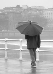 hombre con paraguas