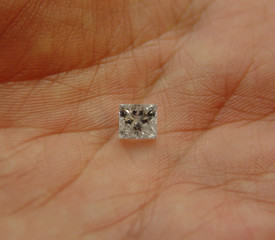 square cut princess diamond vvs on a hand palm wit