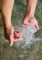 mains dans l'eau