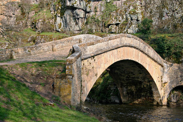 Fototapeta na wymiar ancien pont