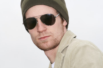 junger mann mit brille und mütze