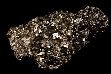 pirite con sfondo nero