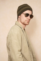 junger mann mit verspiegelter brille und mütze