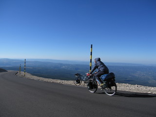 Fototapeta na wymiar abfahrt vom Mont Ventoux