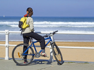 Fototapeta premium mujer en bicicleta