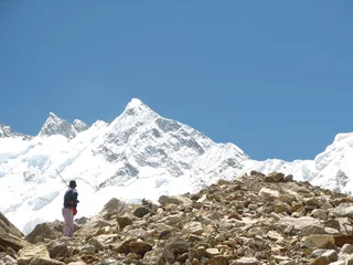 Foto op Plexiglas Nanga Parbat kwetsbaarheid van de mens tegen de berg