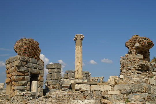 greek ancient column and remains