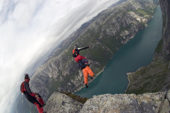 base jump in norway