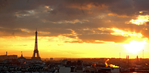 Fototapeta premium zachód słońca nad wieżą effeil