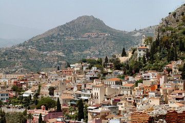 Fototapeta na wymiar Taormina, Sycylia z górami w tle