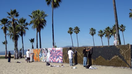 Zelfklevend Fotobehang los angeles graffiti painters at venice beach © Snezana Skundric
