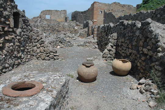 building ruins in pompeii, italy