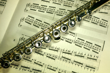 flûte sur une partition de musique