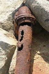 rostiges abflussrohr am meer