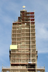 kirchturm mit gerüst