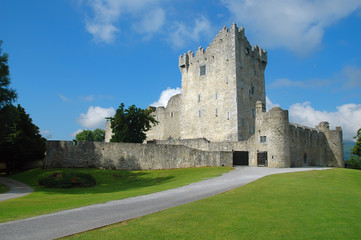 Fototapeta na wymiar old irish castle
