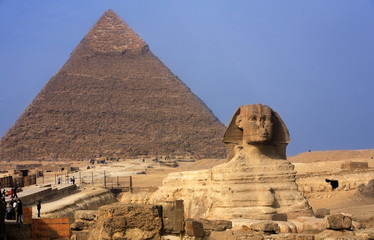 Fototapeta na wymiar sfinks i piramidy