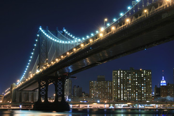 Fototapeta na wymiar Manhattan Bridge i Manhattan Skyline w nocy
