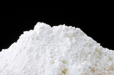 tas de farine sur fond noir